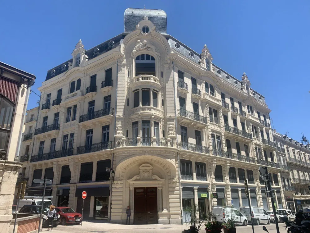 Nettoyage d'une façade de pierre